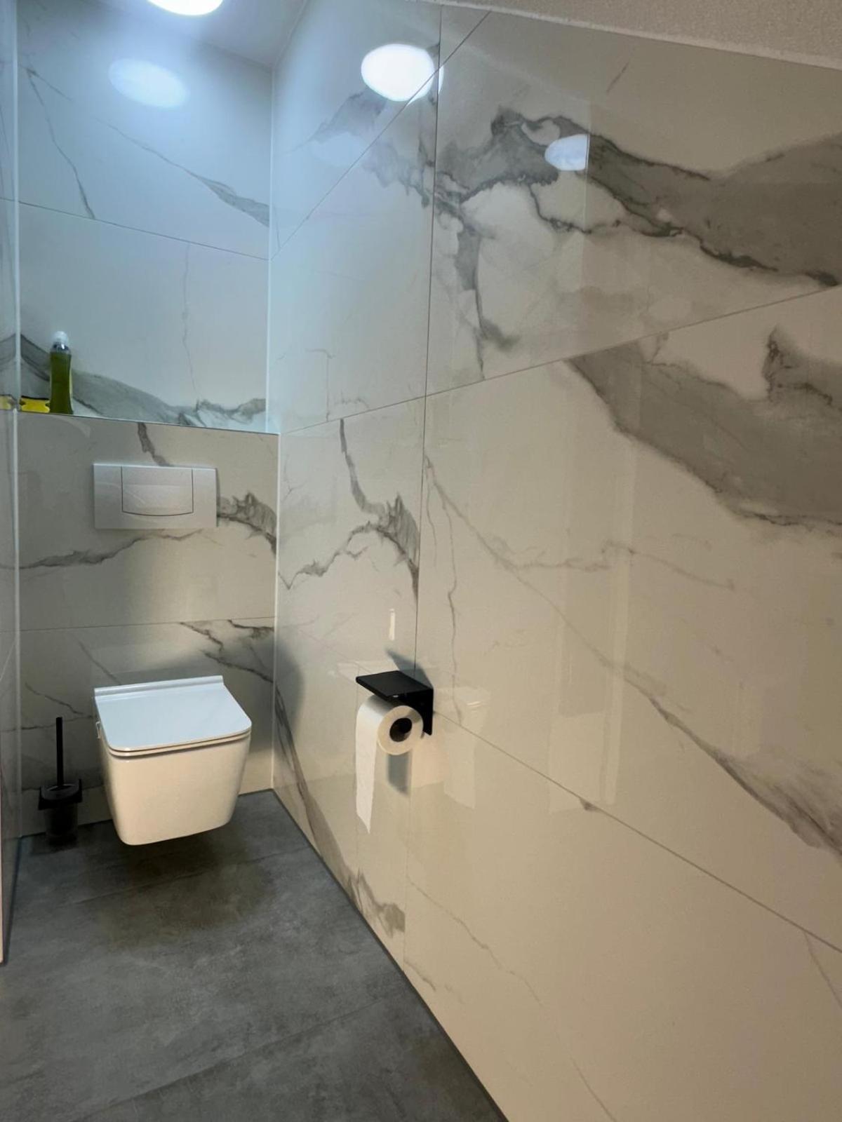 Flexible, Schoene Und Gut Aussehende Feriensuite Ройтлинген Екстериор снимка